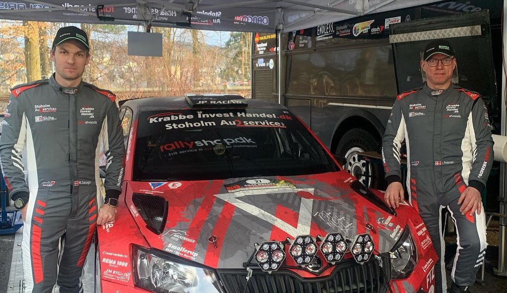 Det CRC vindende hold med co-driver Mads Dalsager til venstre, rallybilen MAX i midten og 1. kører Jan Petersen til højre
(Foto: Arkiv foto)